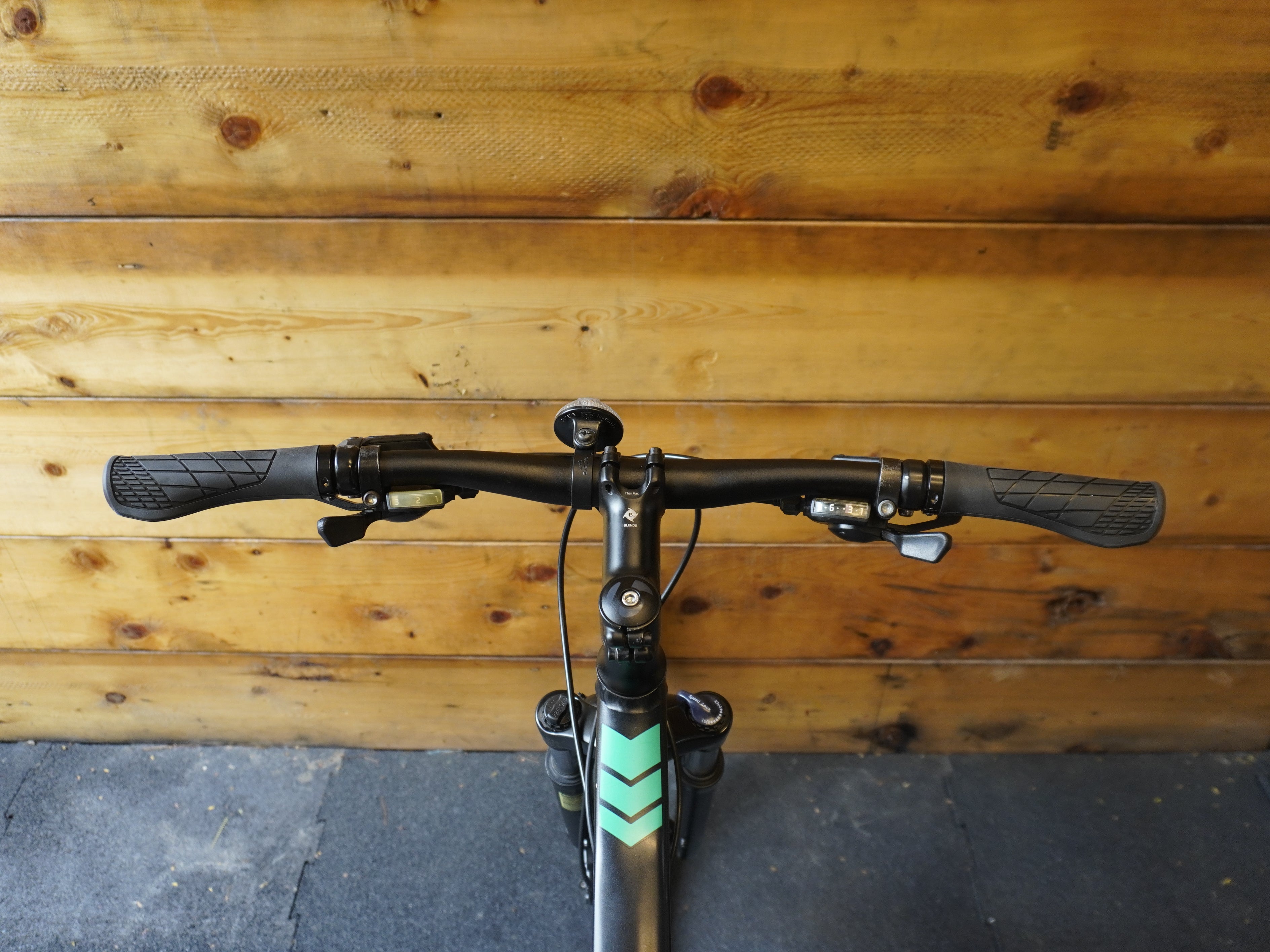 Trek Dual Sport 2 Hybrid Bike