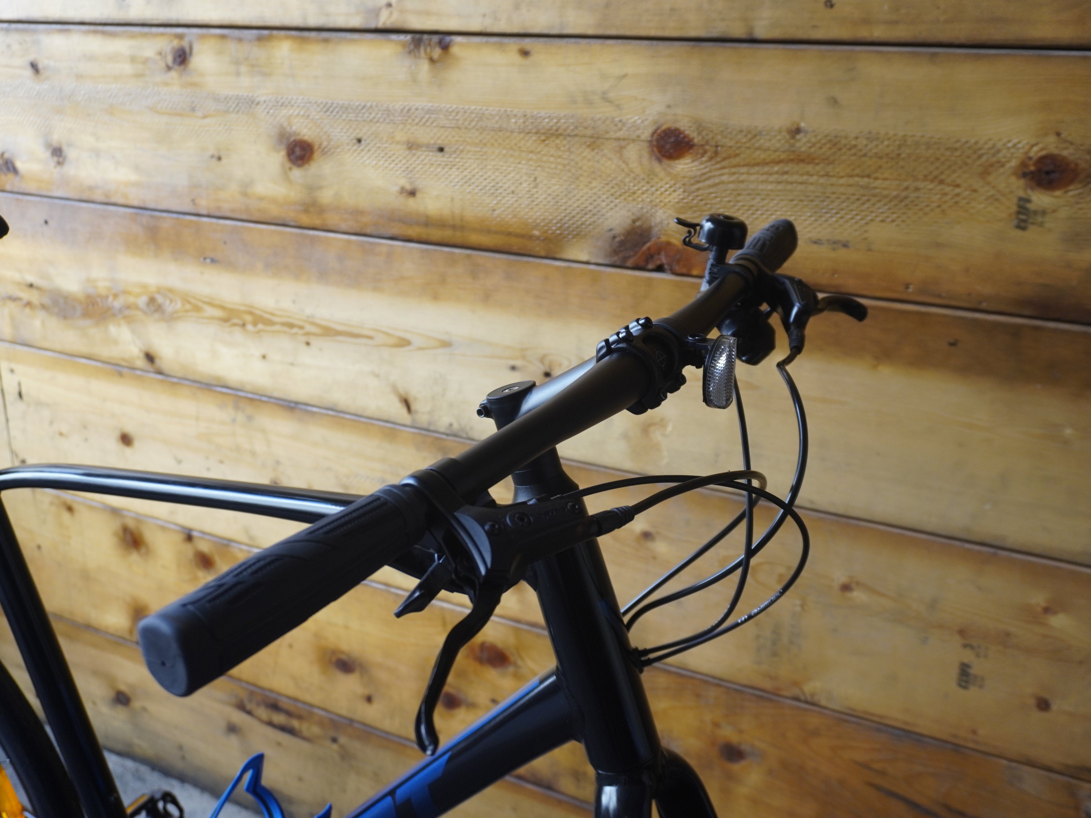 RENT Giant Escape 2 Hybrid Bike