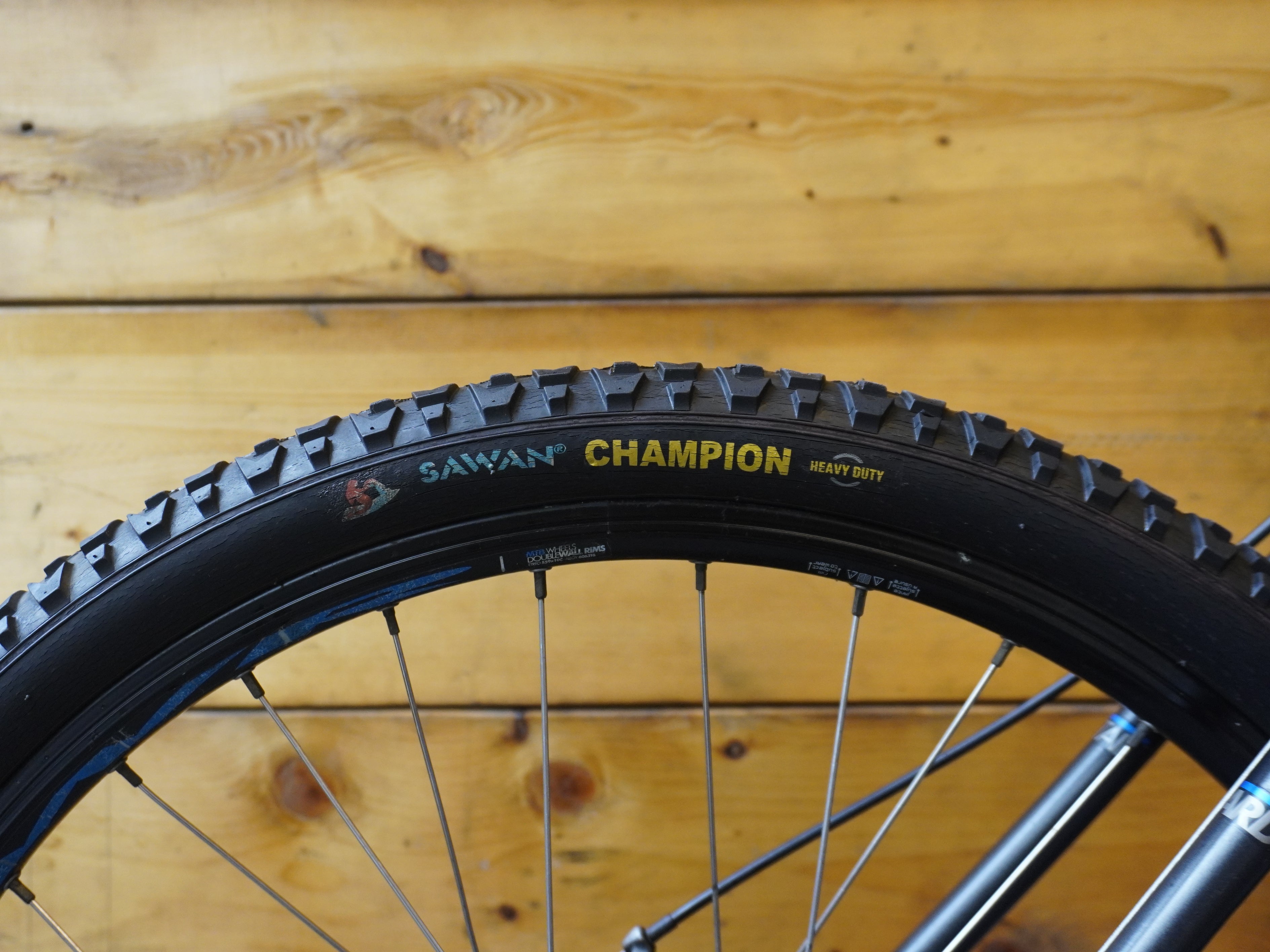 RENT B'Twin Rockrider 500 Mountain Bike
