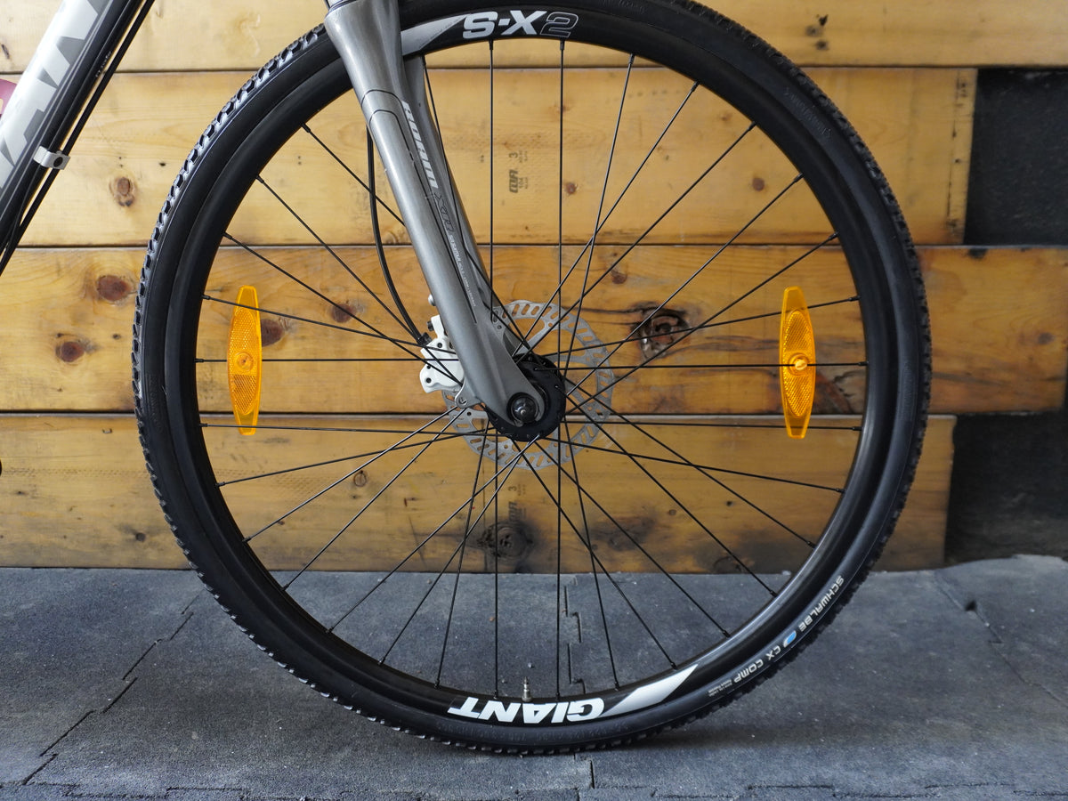 RENT Giant Roam XR 2 Hybrid Bike