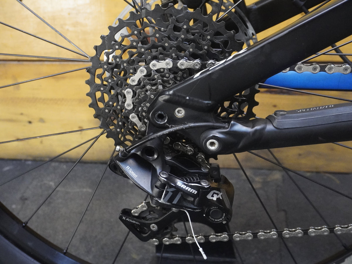 RENT Specialized Stumpjumper FSR Mountain Bike