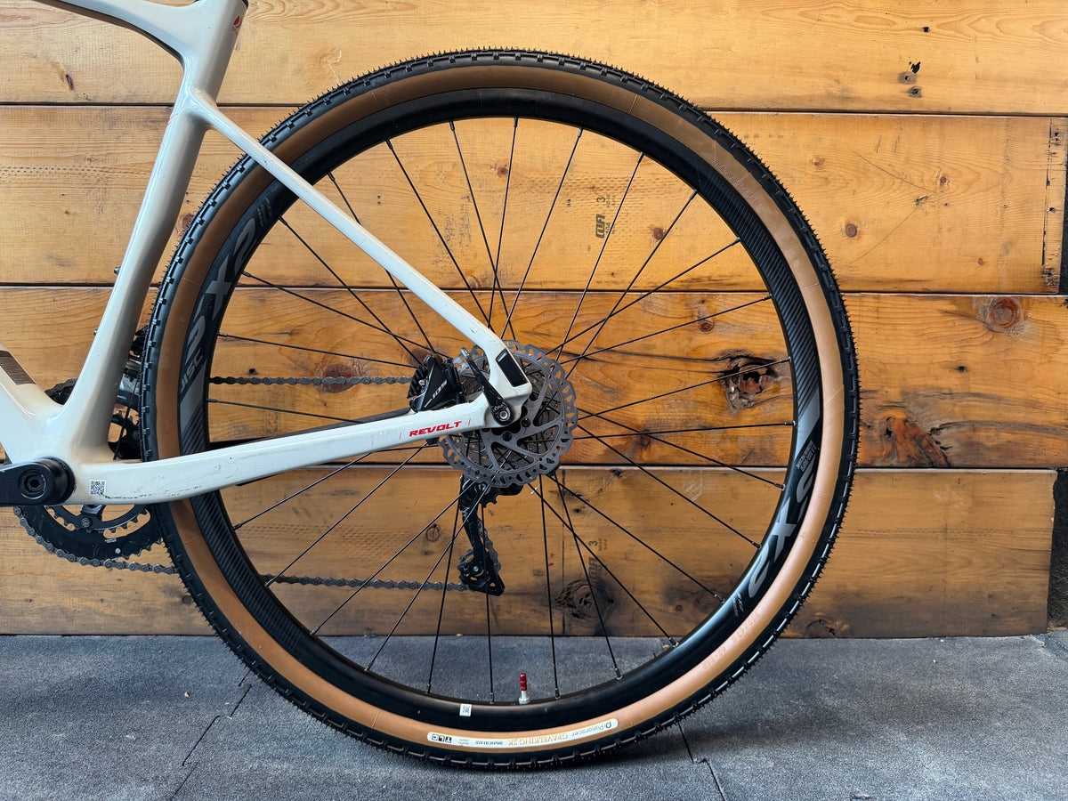 Giant Revolt Advanced 2 Gravel Bike