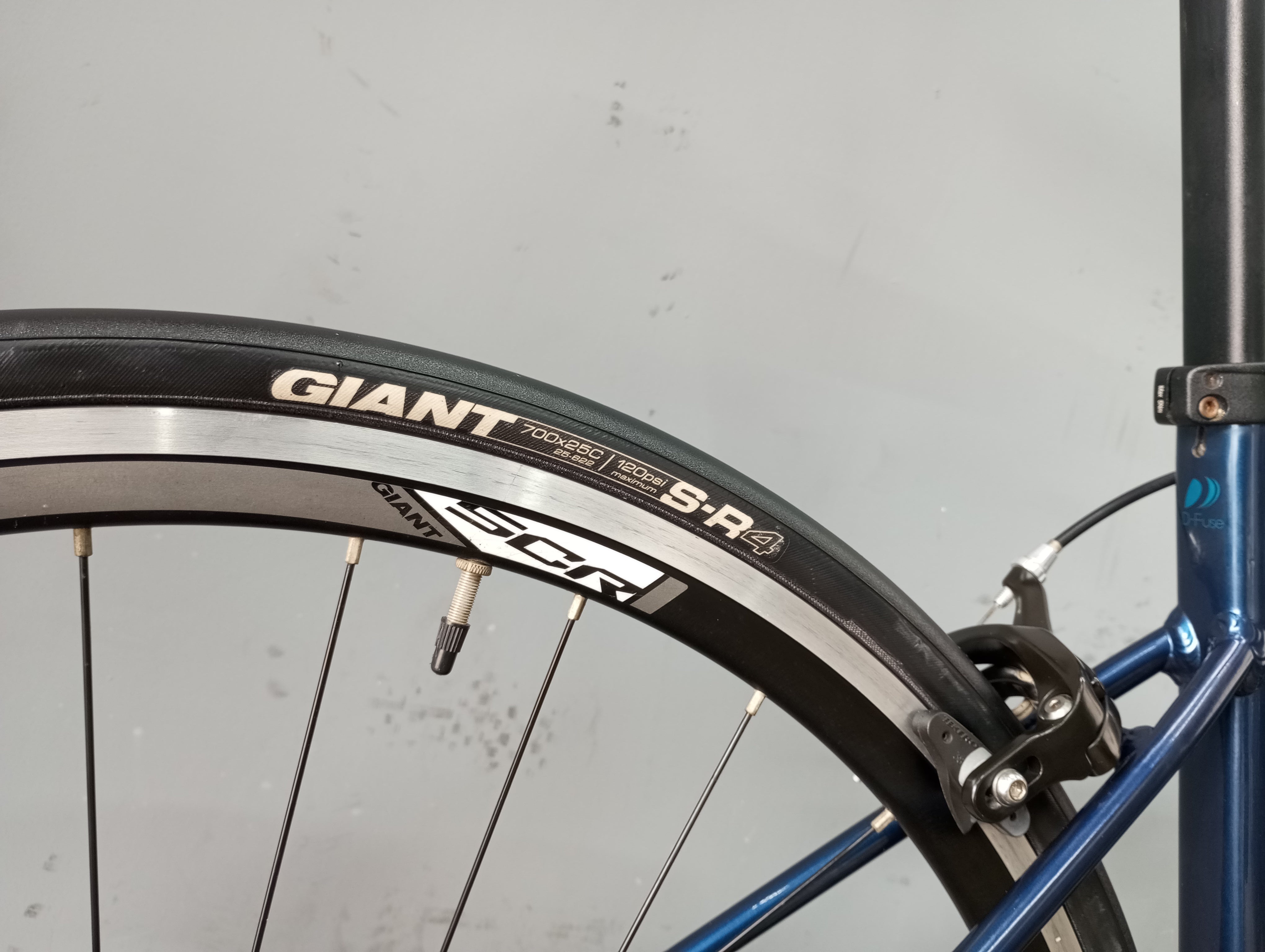 Giant sr4 hot sale 700x25c tyres