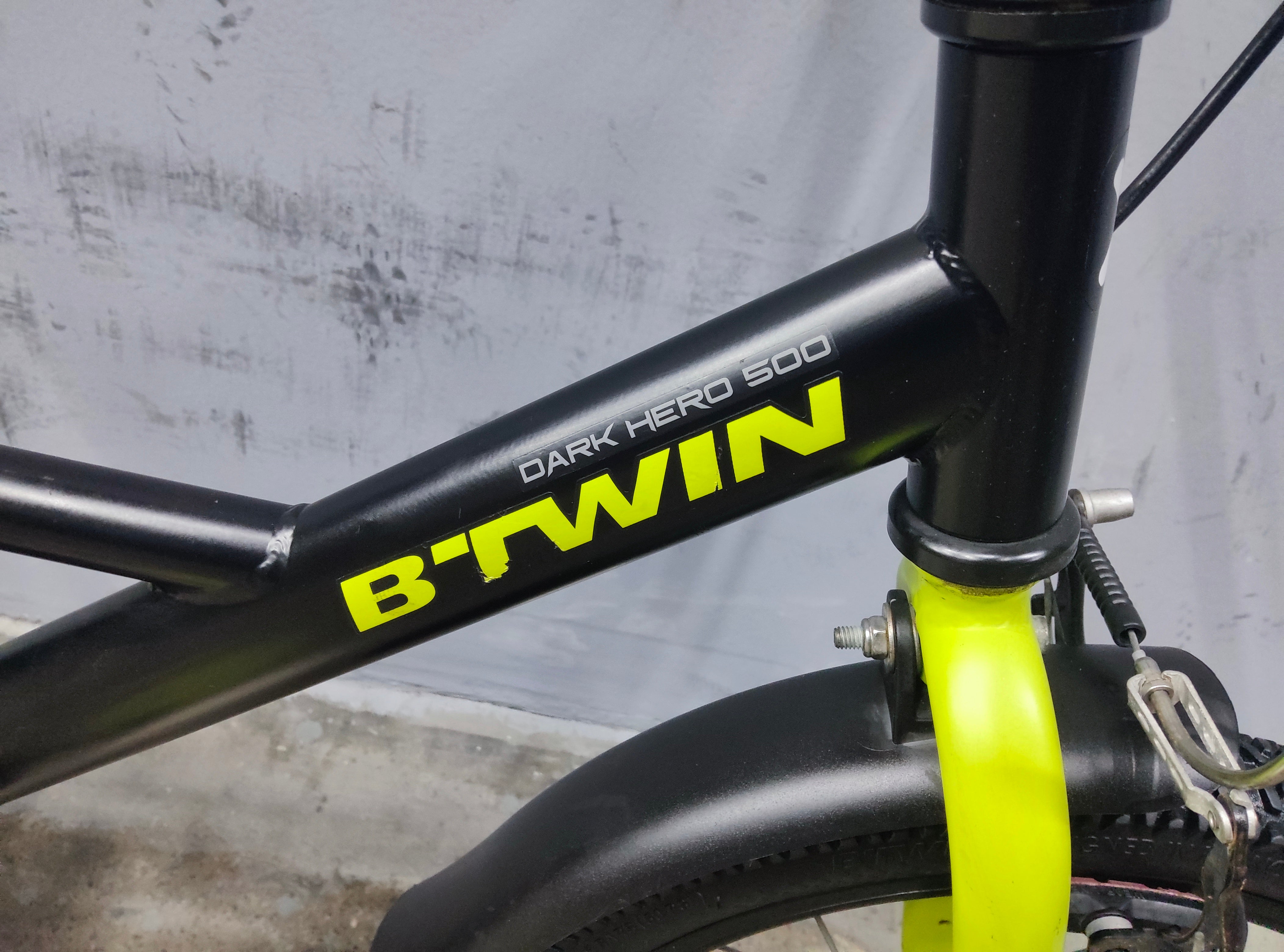 B'twin Dark Hero 500 Kids Bike