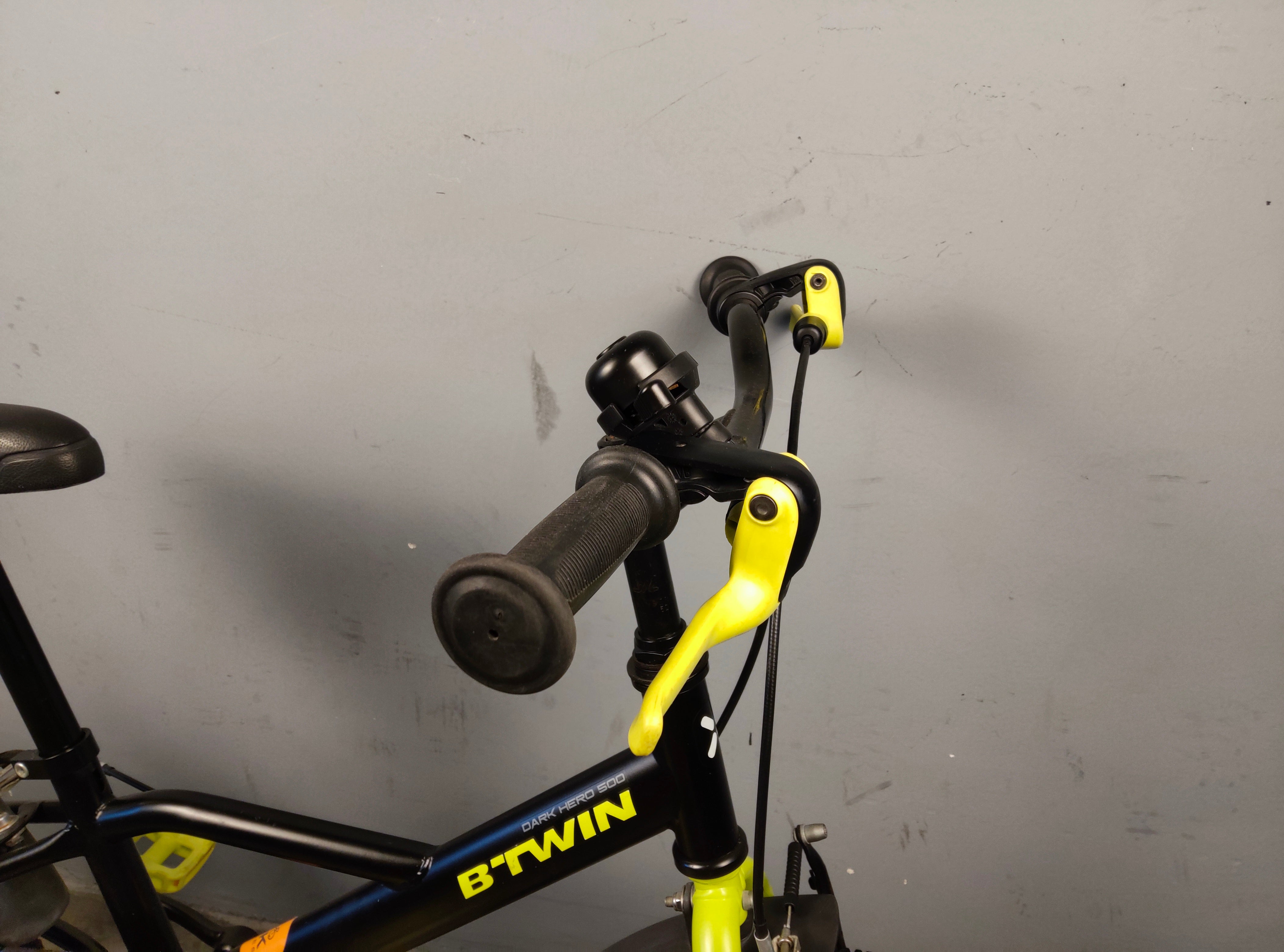 B'twin Dark Hero 500 Kids Bike
