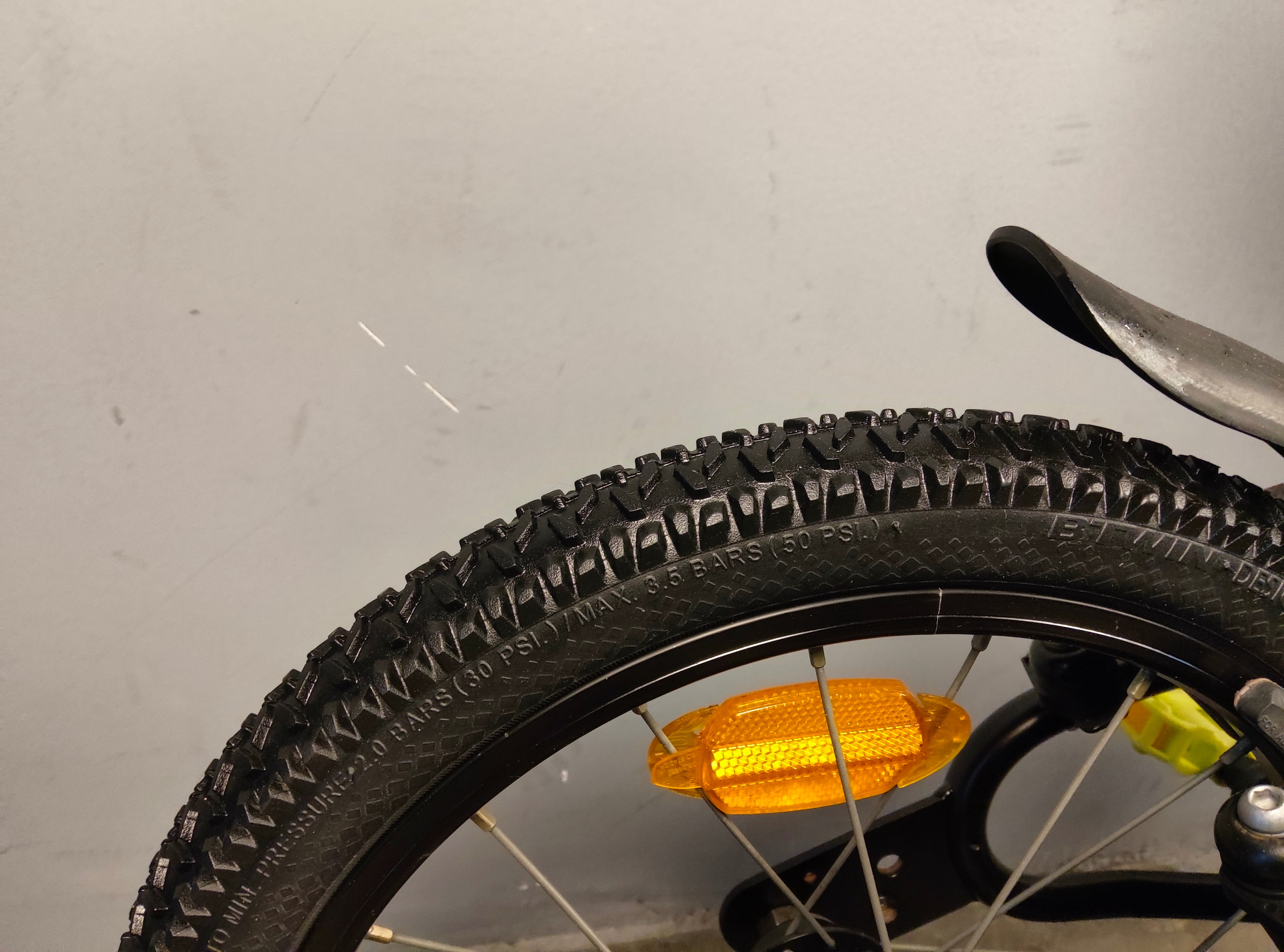 B'twin Dark Hero 500 Kids Bike