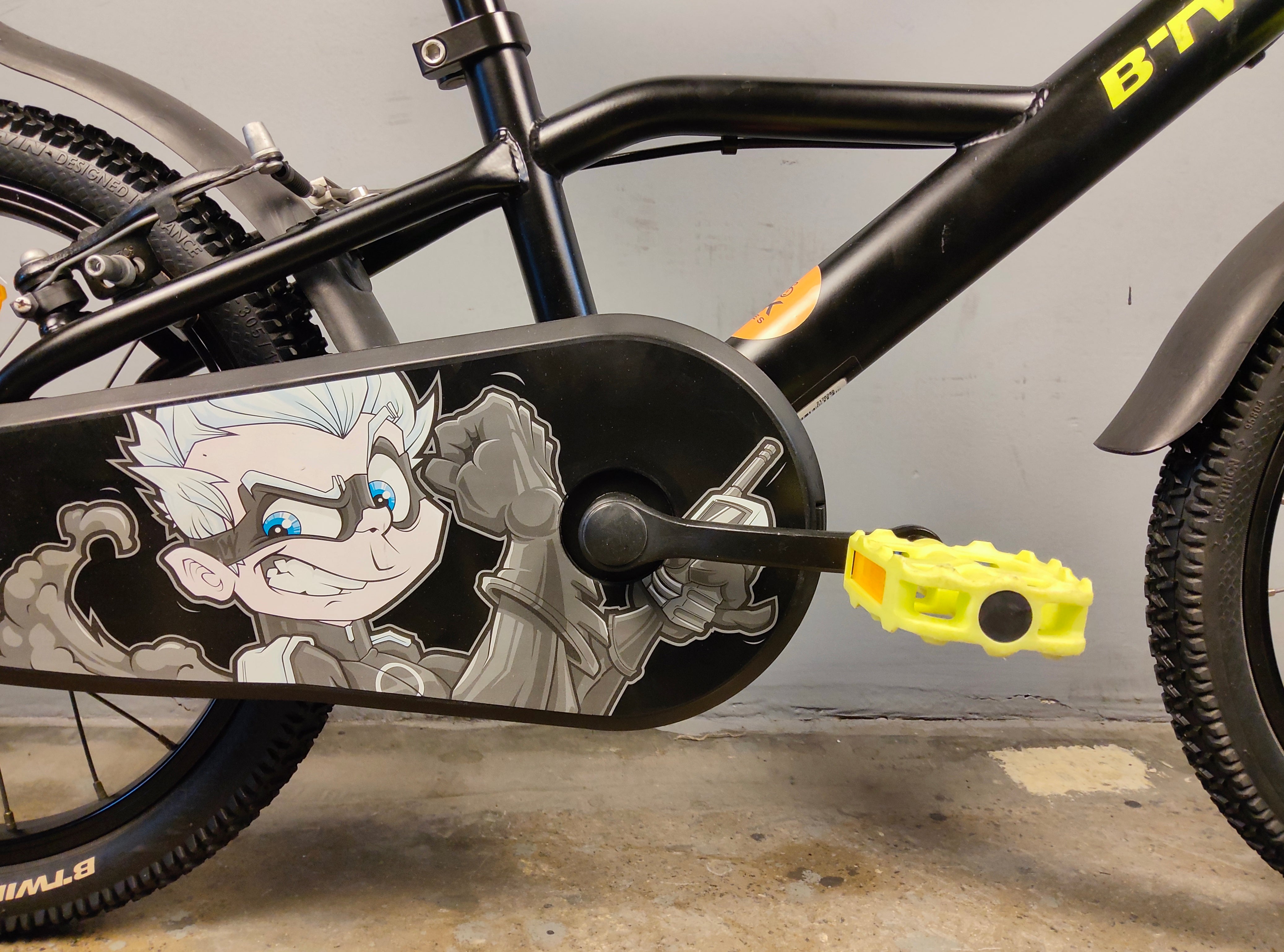 B'twin Dark Hero 500 Kids Bike