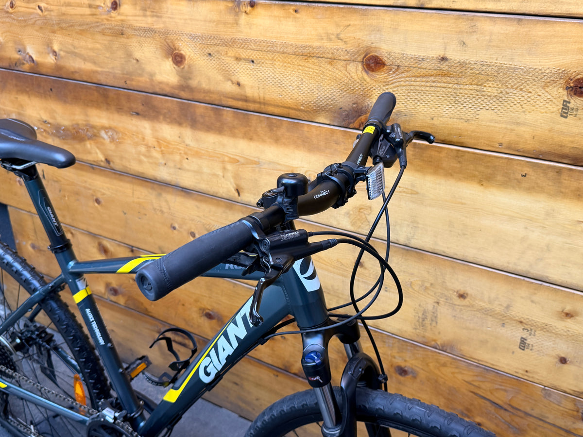 Giant Roam 2 Hybrid Bike