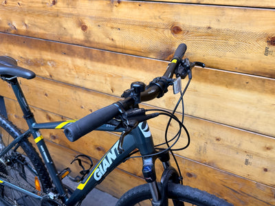 Giant Roam 2 Hybrid Bike