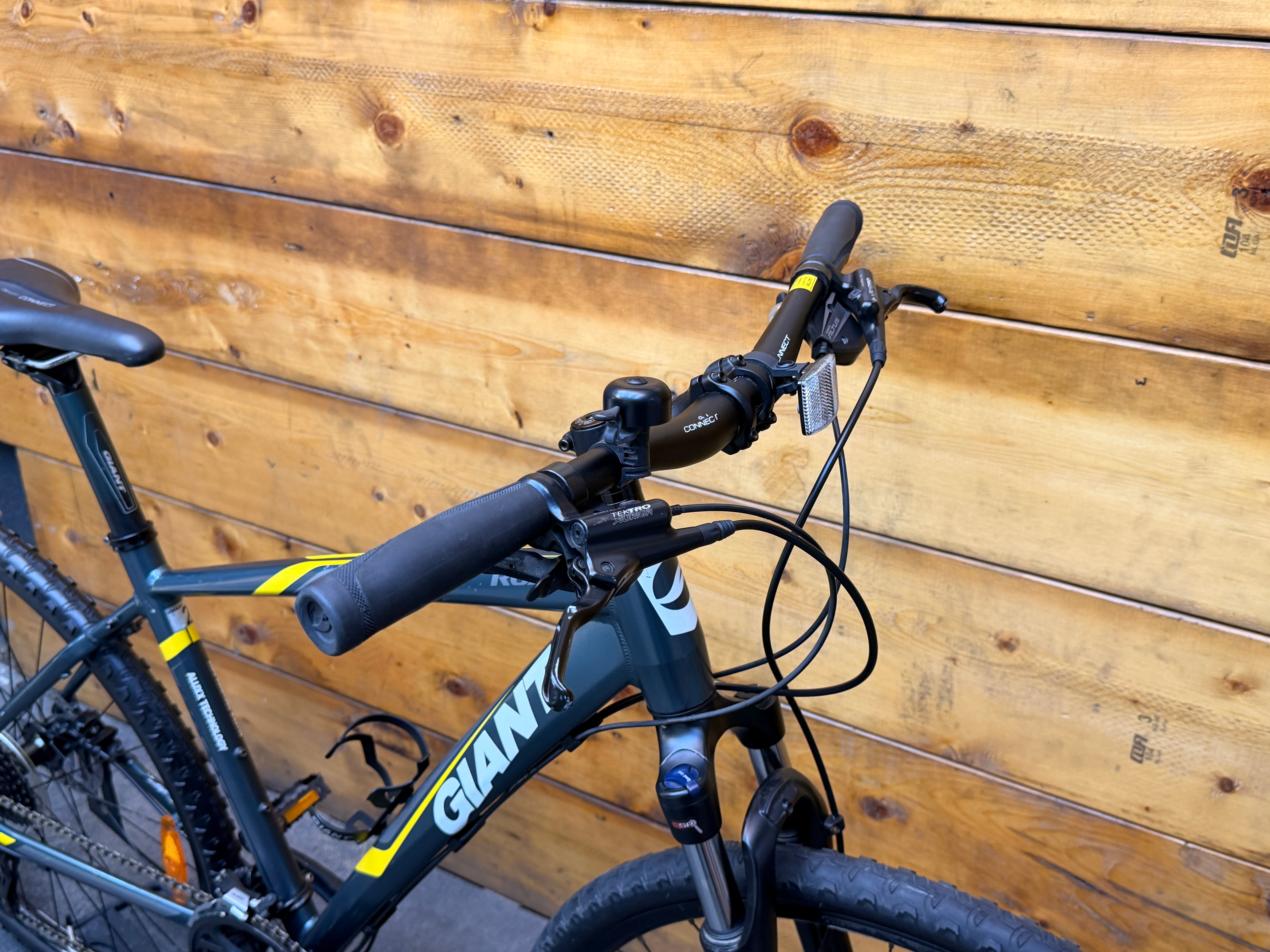 Giant Roam 2 Hybrid Bike