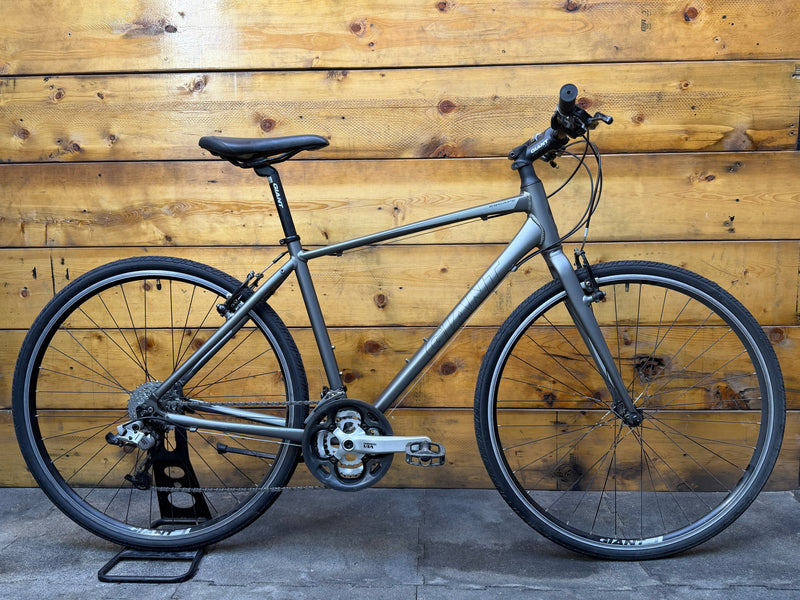 RENT Giant Escape Hybrid Bike